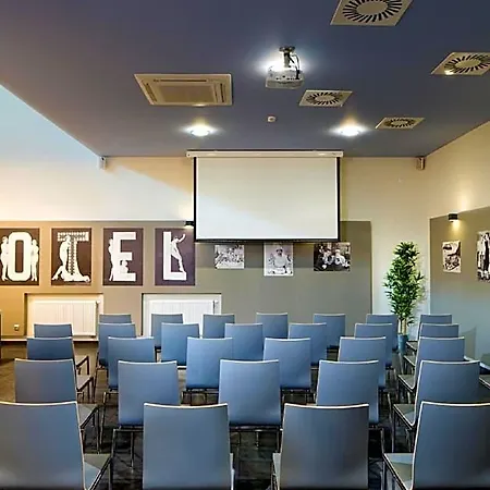 Automobil 호텔